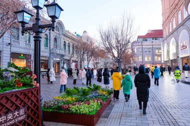 Zhongyang ticari caddesi ya da merkez caddesi Çin 'in Harbin şehir merkezinde alışveriş için. 