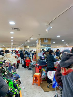 Çin 'in Harbin şehrinde kışlık kıyafet mağazaları ve perakendeciler var. 