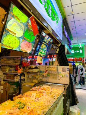 Harbin 'in merkezinde geleneksel ve yerel Çin gıda stokları ve gıda pazarı 