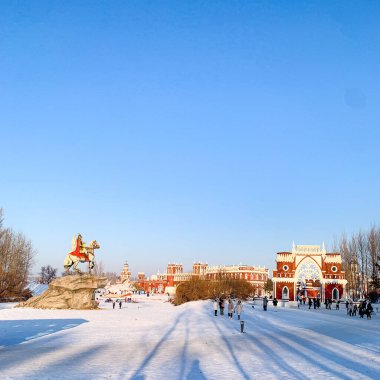 Volga malikanesi, Rus köyü tema parkı güzel güneşli bir kış günü, mavi gökyüzü, Harbin, Çin 'de 