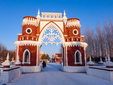 Volga malikanesi, Rus köyü tema parkı güzel güneşli bir kış günü, mavi gökyüzü, Harbin, Çin 'de 