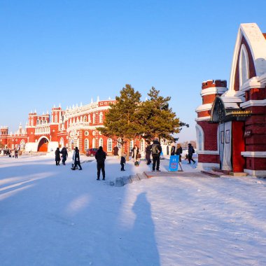 Volga malikanesi, Rus köyü tema parkı güzel güneşli bir kış günü, mavi gökyüzü, Harbin, Çin 'de 