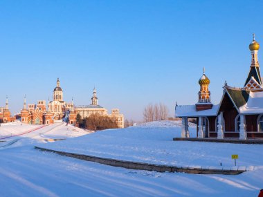 Volga malikanesi, Rus köyü tema parkı klasik Rus mimarisi ile güzel güneşli bir kış günü, mavi gökyüzü, Harbin, Çin 'de 