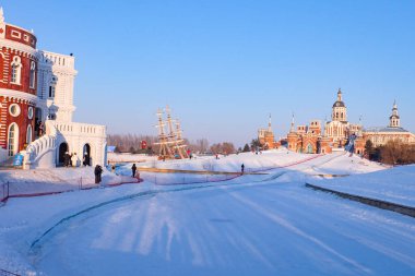 Volga malikanesi, Rus köyü tema parkı klasik Rus mimarisi ile güzel güneşli bir kış günü, mavi gökyüzü, Harbin, Çin 'de 
