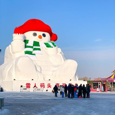 Harbin Müzikal Parkı 'ndaki dev kardan adam. Şehrin simgesi.