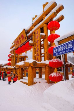 Çin kar kasabası, Çin kırsalındaki bir dağda bembeyaz karla kaplı mantar evleri. 