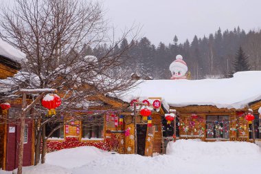 Binalar, evler, insanlar, turistler, yiyecek ve içecekler ve yiyecek dükkanları, Çin kar kasabasındaki satıcılar.