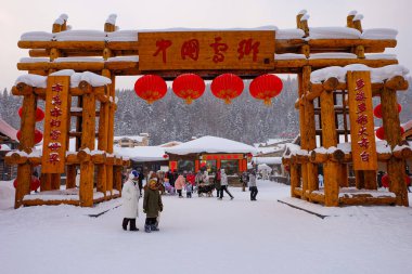 Binalar, evler, insanlar, turistler, yiyecek ve içecekler ve yiyecek dükkanları, Çin kar kasabasındaki satıcılar.