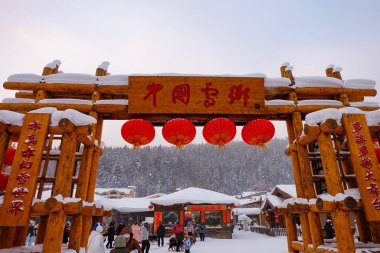 Binalar, evler, insanlar, turistler, yiyecek ve içecekler ve yiyecek dükkanları, Çin kar kasabasındaki satıcılar.