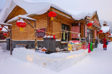 Binalar, evler, insanlar, turistler, yiyecek ve içecekler ve yiyecek dükkanları, Çin kar kasabasındaki satıcılar.