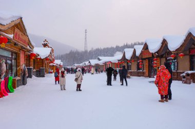 Binalar, evler, insanlar, turistler, yiyecek ve içecekler ve yiyecek dükkanları, Çin kar kasabasındaki satıcılar.