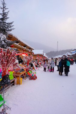 Binalar, evler, insanlar, turistler, yiyecek ve içecekler ve yiyecek dükkanları, Çin kar kasabasındaki satıcılar.