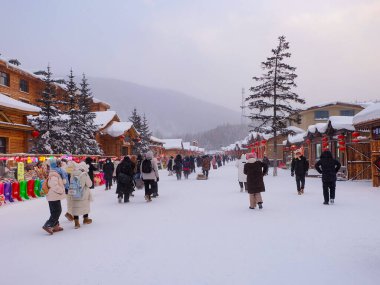 Binalar, evler, insanlar, turistler, yiyecek ve içecekler ve yiyecek dükkanları, Çin kar kasabasındaki satıcılar.
