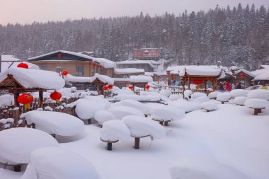 Çin kar kasabası, Çin kırsalındaki bir dağda bembeyaz karla kaplı mantar evleri. 