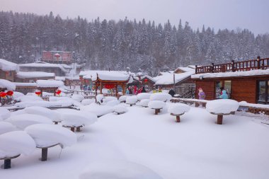 Çin kar kasabası, Çin kırsalındaki bir dağda bembeyaz karla kaplı mantar evleri. 