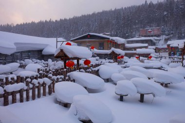 Çin kar kasabası, Çin kırsalındaki bir dağda bembeyaz karla kaplı mantar evleri. 