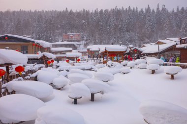 Çin kar kasabası, Çin kırsalındaki bir dağda bembeyaz karla kaplı mantar evleri. 