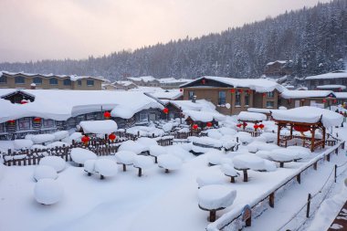 Çin kar kasabası, Çin kırsalındaki bir dağda bembeyaz karla kaplı mantar evleri. 