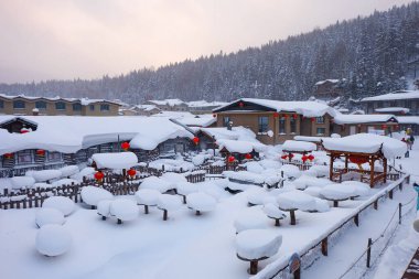 Çin kar kasabası, Çin kırsalındaki bir dağda bembeyaz karla kaplı mantar evleri. 