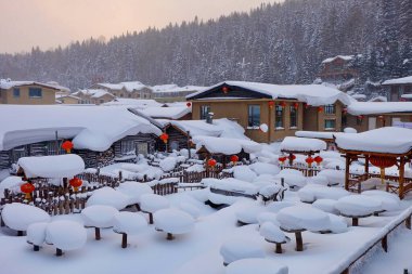Çin kar kasabası, Çin kırsalındaki bir dağda bembeyaz karla kaplı mantar evleri. 