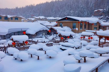 Çin kar kasabası, Çin kırsalındaki bir dağda bembeyaz karla kaplı mantar evleri. 