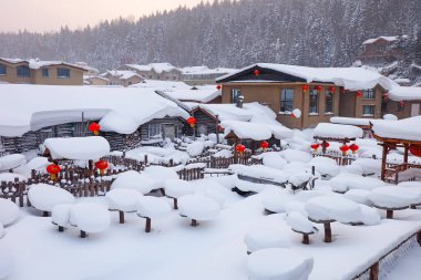 Çin kar kasabası, Çin kırsalındaki bir dağda bembeyaz karla kaplı mantar evleri. 