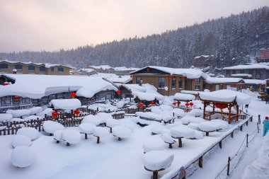 Çin kar kasabası, Çin kırsalındaki bir dağda bembeyaz karla kaplı mantar evleri. 