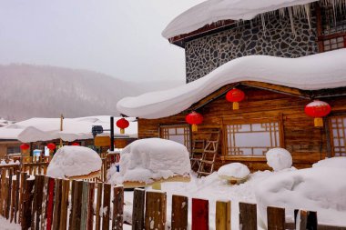 Çin kar kasabası, Çin kırsalındaki bir dağda bembeyaz karla kaplı mantar evleri. 
