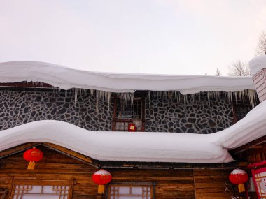 Çin kar kasabası, Çin kırsalındaki bir dağda bembeyaz karla kaplı mantar evleri. 