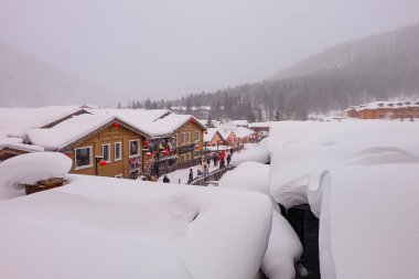 Çin kar kasabası, Çin kırsalındaki bir dağda bembeyaz karla kaplı mantar evleri. 