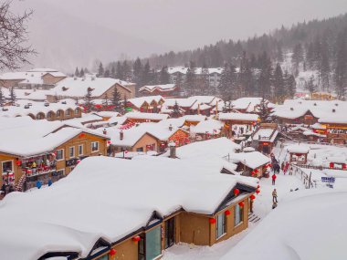 Çin kar kasabası, Çin kırsalındaki bir dağda bembeyaz karla kaplı mantar evleri. 