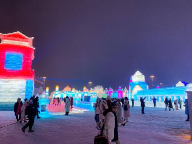  Geceleyin buz ve kar dünyası renkli ışıklar ve aydınlatmayla her yıl Çin 'in Harbin kentinde düzenlenen buz ve kar festivali 