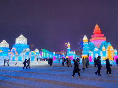  Geceleyin buz ve kar dünyası renkli ışıklar ve aydınlatmayla her yıl Çin 'in Harbin kentinde düzenlenen buz ve kar festivali 