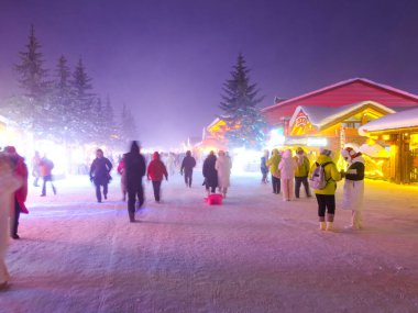 Geceleri Çin 'in karlı kasabasında renkli ışıklar var. 