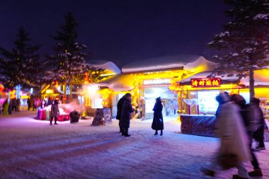 Geceleri Çin 'in karlı kasabasında renkli ışıklar var. 