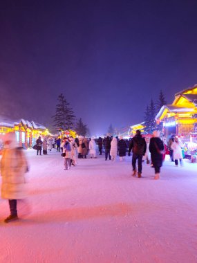 Geceleri Çin 'in karlı kasabasında renkli ışıklar var. 