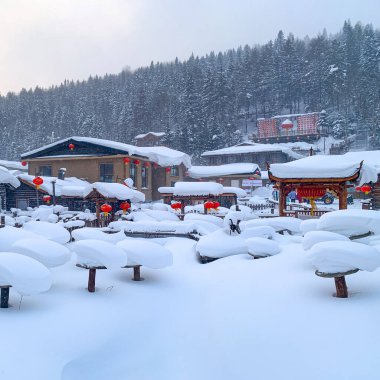 Çin kar kasabası, Çin kırsalındaki bir dağda bembeyaz karla kaplı mantar evleri. 