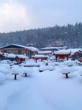 Çin kar kasabası, Çin kırsalındaki bir dağda bembeyaz karla kaplı mantar evleri. 