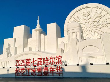  Asya Kış Oyunu 'nun buz ve kar heykeli Songhua nehri boyunca yürüme caddesi ve yaya yolu boyunca, Harbin, Çin 