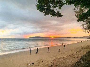 Ao Nang Sahili, Krabi, Tayland 'da deniz ve ufukta gün batımı 
