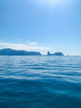  Dört ada turu ve Koh Gai 'ye, Koh Poda' ya, Tayland 'ın Krabi eyaletindeki Railey plajına güzel bir tropikal güneşli günde yerel uzun kuyruklu tekneyle yolculuk. 