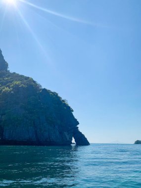  Dört ada turu ve Koh Gai 'ye, Koh Poda' ya, Tayland 'ın Krabi eyaletindeki Railey plajına güzel bir tropikal güneşli günde yerel uzun kuyruklu tekneyle yolculuk. 