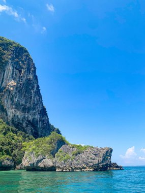  Dört ada turu ve Koh Gai 'ye, Koh Poda' ya, Tayland 'ın Krabi eyaletindeki Railey plajına güzel bir tropikal güneşli günde yerel uzun kuyruklu tekneyle yolculuk. 