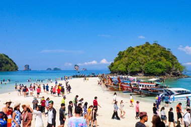  Dört ada turu ve Koh Gai 'ye, Koh Poda' ya, Tayland 'ın Krabi eyaletindeki Railey plajına güzel bir tropikal güneşli günde yerel uzun kuyruklu tekneyle yolculuk. 