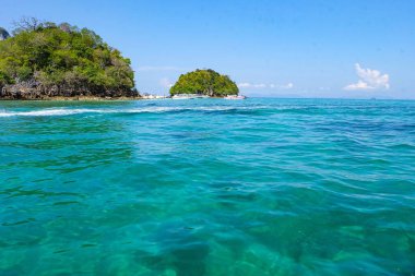  Dört ada turu ve Koh Gai 'ye, Koh Poda' ya, Tayland 'ın Krabi eyaletindeki Railey plajına güzel bir tropikal güneşli günde yerel uzun kuyruklu tekneyle yolculuk. 