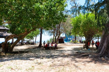 Kumsal ve yeşil, zümrüt deniz suyu, Koh Similan ve Surin  