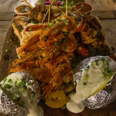 Plaj restoranında akşam yemeği ve bir kokteyl barı. 