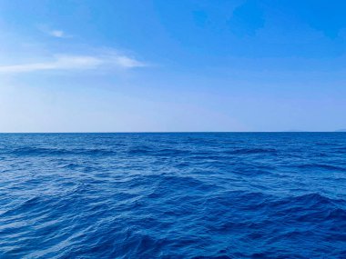Şnorkelli tekne gezisi, uçurum manzarası, kayalar, Koh Similan ve Koh Surin adalarının manzarası. 