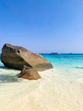 Şnorkelli tekne gezisi, uçurum manzarası, kayalar, Koh Similan ve Koh Surin adalarının manzarası. 