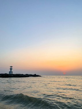 Deniz feneri ve arkadaşları Khao Lak, Phang Nga ile Nang Tanga sahilinde güzel bir günbatımı. 